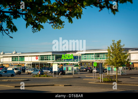 ASDA supermercato e parcheggio auto Foto Stock