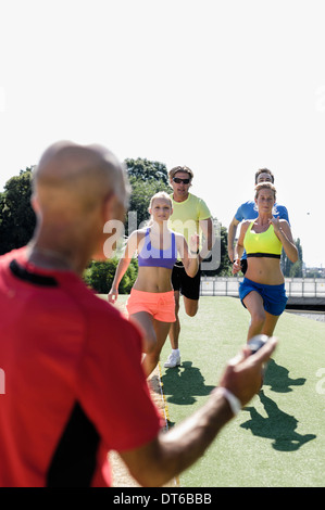 Uomo maturo la formazione di un gruppo di guide per adulti Foto Stock