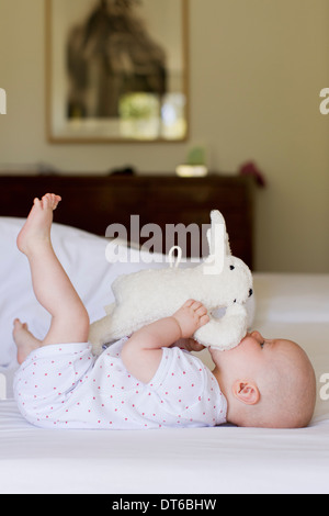 Baby girl giocando con il giocattolo morbido Foto Stock