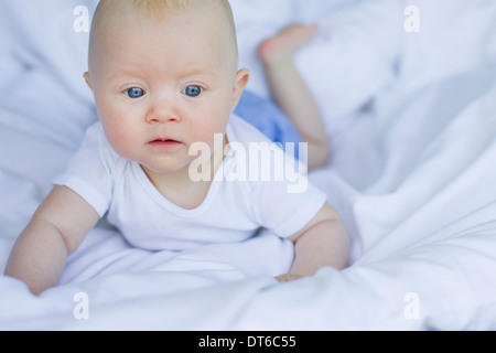 Baby girl giacente sul coperchio Foto Stock