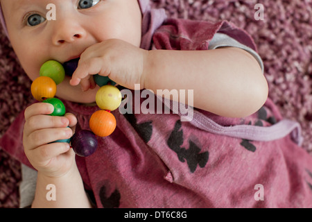 Bambina con il giocattolo per la dentizione Foto Stock