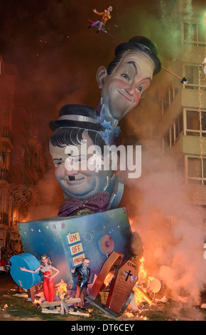 Spagna, provincia di Valencia, Valencia, la crema, la bruciatura della cartapesta figure in strada durante Las Fallas Festival. Foto Stock