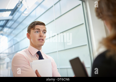 Colleghi di lavoro di discussione Foto Stock