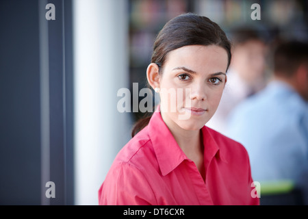 Ritratto di imprenditrice in camicia rossa Foto Stock