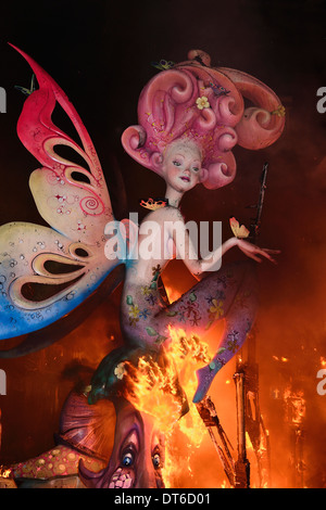 Spagna, provincia di Valencia, Valencia, la crema, la bruciatura della cartapesta figure in strada durante Las Fallas Festival. Foto Stock