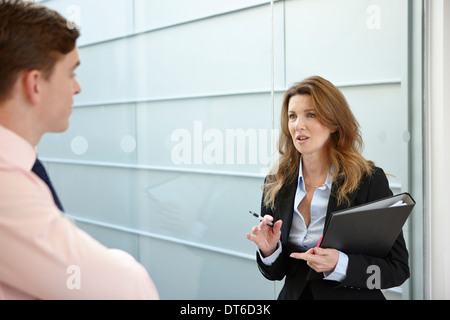 Colleghi di lavoro di discussione Foto Stock