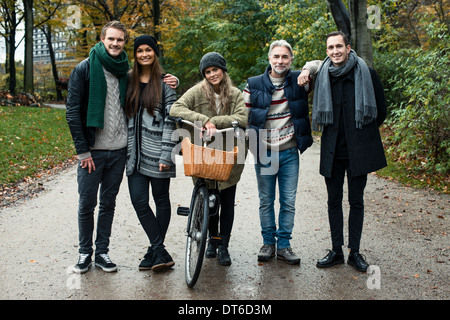 Amici in posa con la bicicletta nel bosco Foto Stock