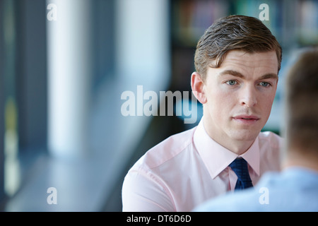 Giovane imprenditore della camicia e cravatta Foto Stock