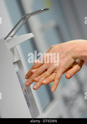 Berlino, Germania. 05 feb 2014. Una donna Disinfetta le mani in unità di terapia intensiva neonatale dell'ospedale universitario Charite di Berlino, Germania, 05 febbraio 2014. Foto: Britta Pedersen/dpa/Alamy Live News Foto Stock