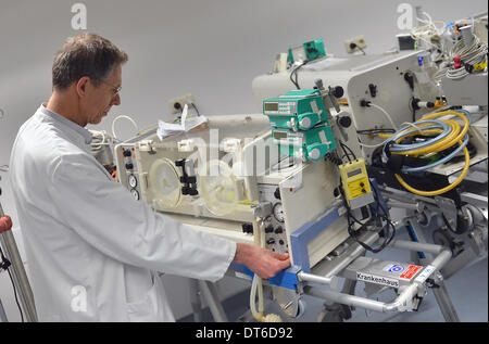 Berlino, Germania. 05 feb 2014. Direttore del Centro di Neonatologia dell'ospedale universitario Charite, prof. Il dott. Christoph Buehrer, prepara un incubatore di trasporto di Berlino, Germania, 05 febbraio 2014. Foto: Britta Pedersen/dpa/Alamy Live News Foto Stock