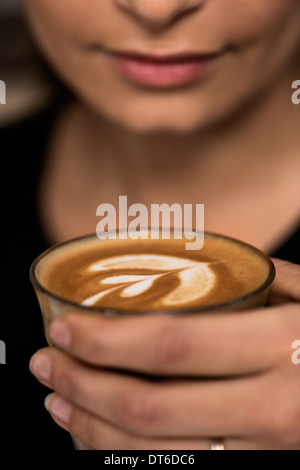 Donna che mantiene tazza di caffè Foto Stock