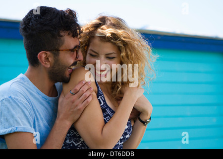 Coppia giovane ridendo Foto Stock