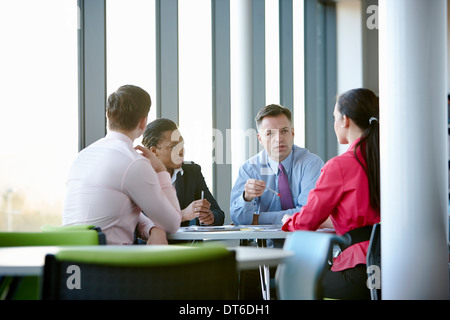 Colleghi di lavoro in riunione Foto Stock