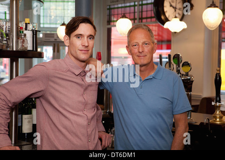 Padre e figlio in bar Foto Stock