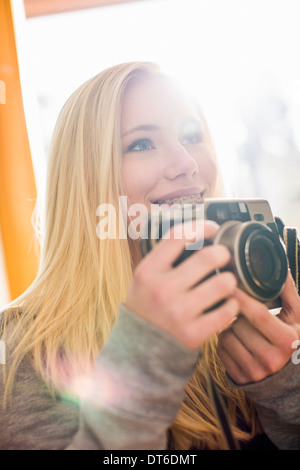 Ragazza adolescente tenere la fotocamera Foto Stock