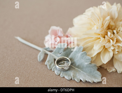 Tre accessori decorativi per un matrimonio. Fiori e una forma di foglia. Un anello da dito. Foto Stock