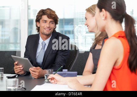 Giovani colleghi di lavoro riunione in ufficio Foto Stock