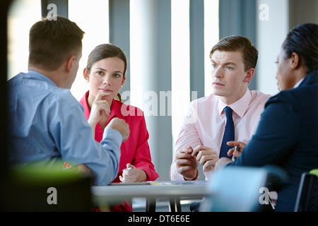 Colleghi di lavoro in riunione Foto Stock