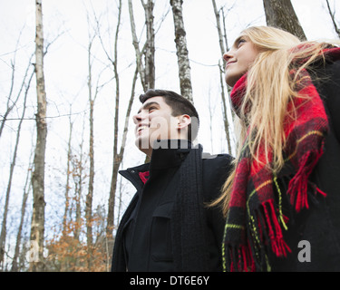 Un paio di cappotti invernali all'aperto su una giornata invernale e. Foto Stock