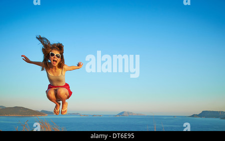 Ragazza energica jumping metà aria, Kas, Turchia Foto Stock