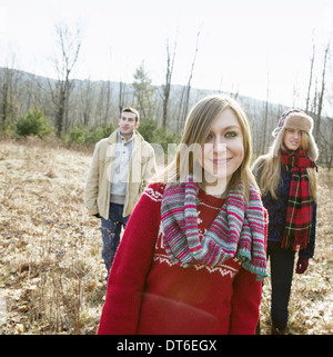 Un gruppo di tre persone, un uomo e due donne su un cammino su un giorno d'inverno. Foto Stock