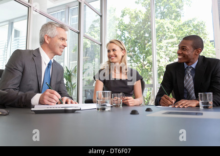 Il Business manager e il team azienda riunione in ufficio Foto Stock