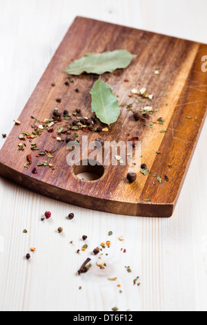 Secchi peperoncino rosso e spezie su tavola in legno rustico Foto Stock