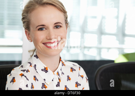 Ritratto di giovane donna lavoratore di ufficio Foto Stock