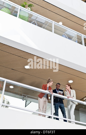 Tre colleghi di lavoro prendendo una pausa sul balcone di office Foto Stock