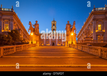 Cordonata scalinata progettata da Michelangelo e la Piazza del Campidoglio all'alba, Roma Lazio Italia Foto Stock