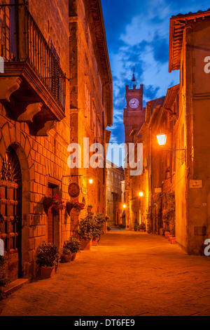 Twilight vista lungo la Via Gozzante a Pienza, Toscana, Italia Foto Stock