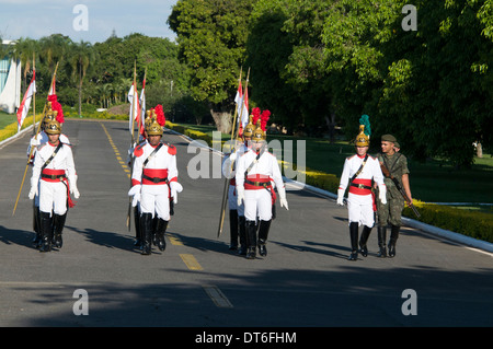 Guardia presidenziale in uniformi cerimoniali, marciando verso l'ingresso principale del Palacio da Alvorada a Brasilia, Brasile Foto Stock