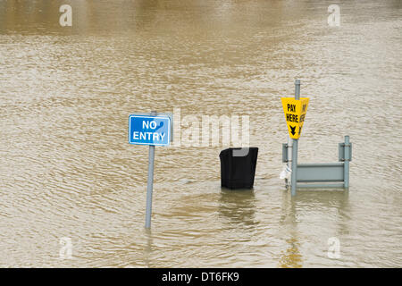 Wallingford, Regno Unito. 10 Febbraio, 2014. Allagato il parco auto, ponte a Wallingford, Oxon. Alluvione del fiume Tamigi, causato dalla pioggia pesante da ripetute tempeste invernali, sta minacciando migliaia di case lungo le sue sponde. Credito: David Hammant/Alamy Live News Foto Stock