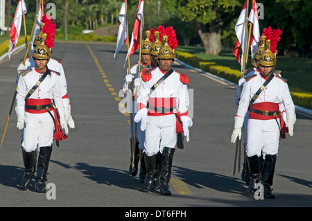 Guardia Presidenziale in uniformi di cerimoniale marching all'entrata principale del Palacio da Alvorada a Brasilia, Brasile Foto Stock