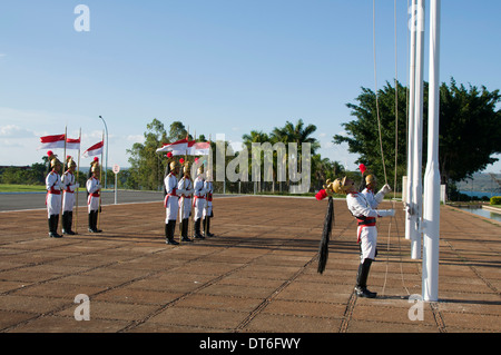 La Guardia Presidenziale Brasiliana in uniformi cerimoniali, abbassando la bandiera nazionale ogni sera al Palacio da Alvorada (residenza ufficiale del Foto Stock