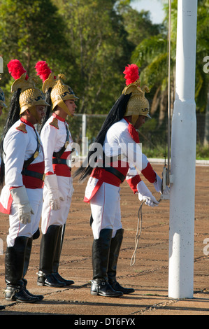 La Guardia Presidenziale nel cerimoniale di uniformi, abbassare le bandiere ogni sera presso il Palacio da Alvorada a Brasilia, Brasile Foto Stock