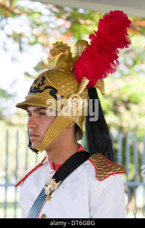 Una sentinella del Brasiliano della guardia presidenziale presso la porta principale per il Palacio da Alvorada a Brasilia, Brasile Foto Stock