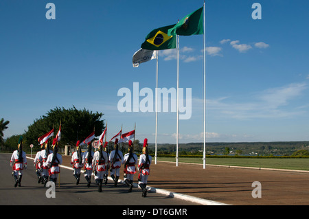 La Guardia Presidenziale nel cerimoniale di uniformi, abbassare le bandiere ogni sera presso il Palacio da Alvorada a Brasilia, Brasile Foto Stock