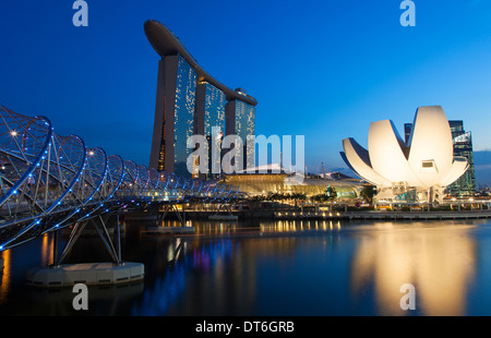 Il Sands Hotel, il ArtScience Museum e il Ponte di elica, Singapore Foto Stock