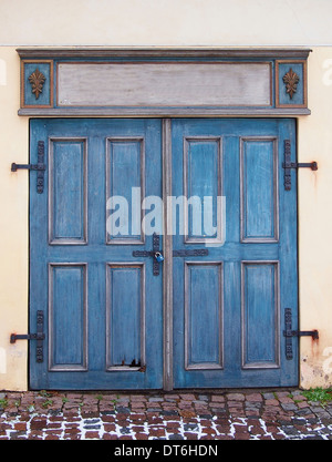 Vecchio Blu antica porta di legno con lucchetto. Foto Stock