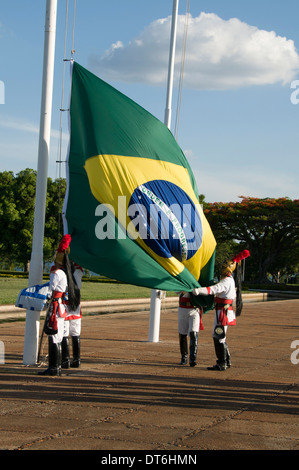 La Guardia Presidenziale nel cerimoniale di uniformi, abbassare le bandiere ogni sera presso il Palacio da Alvorada a Brasilia, Brasile Foto Stock