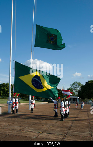 La Guardia Presidenziale nel cerimoniale di uniformi, abbassare le bandiere ogni sera presso il Palacio da Alvorada a Brasilia, Brasile Foto Stock