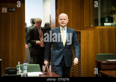 Bruxelles, Belgio. 10 Febbraio, 2014. Segretario degli esteri britannico William Hague arriva per un Consiglio dei ministri degli Affari esteri riuniti in sede UE a Bruxelles in Belgio su 10.02.2014 ministri degli esteri si sono incontrati per discutere il partenariato orientale, i recenti eventi in Ucraina e il referendum svizzero sulla libertà di circolazione, tra gli altri argomenti. da Wiktor Dabkowski Credito: Wiktor Dabkowski/ZUMAPRESS.com/Alamy Live News Foto Stock