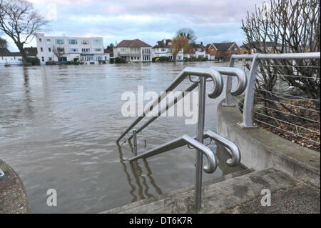 Staines, Surrey, Regno Unito. Il 10 febbraio 2014. Il Tamigi è gonfio e in esecuzione molto elevato e rapido a Staines e iniziando a diluvio. Credito: Matteo Chattle/Alamy Live News Foto Stock