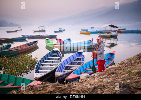 Ferrymen sul lago Phewa in Pokhara, Nepal Foto Stock