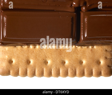 Fondere il cioccolato fondente su frollini croccanti Foto Stock