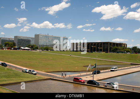Dal Palazzo del Congresso Nazionale verso il basso edificio scuro del Ministero della Giustizia (Ministerio da Justica), uno dei tanti edifici in Foto Stock