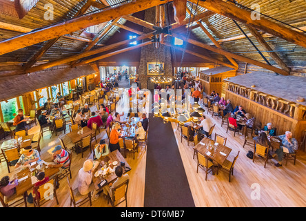 Ristorante nel centro storico di fedeli Inn, Upper Geyser Basin, il Parco Nazionale di Yellowstone, Wyoming USA Foto Stock