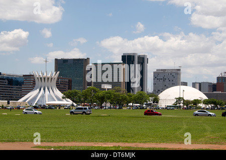 Skyline di Brasilia con la Cattedrale di Brasilia e il Museu Nacional Honestino Guimaraes (Museo Nazionale Honestino Guimaraes) a Brasilia, Brasile. Foto Stock