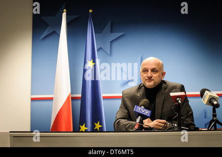 Bruxelles, Belgio. 10 Febbraio, 2014. Jerzy Pomianowski, direttore esecutivo della dotazione europeo per la democrazia parla alla stampa durante la conferenza stampa al Consiglio europeo ha sede a Bruxelles in Belgio su 10.02.2014 da Wiktor Dabkowski © dpa picture alliance/Alamy Live News Foto Stock